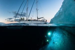 Tauchen unter Eisberg